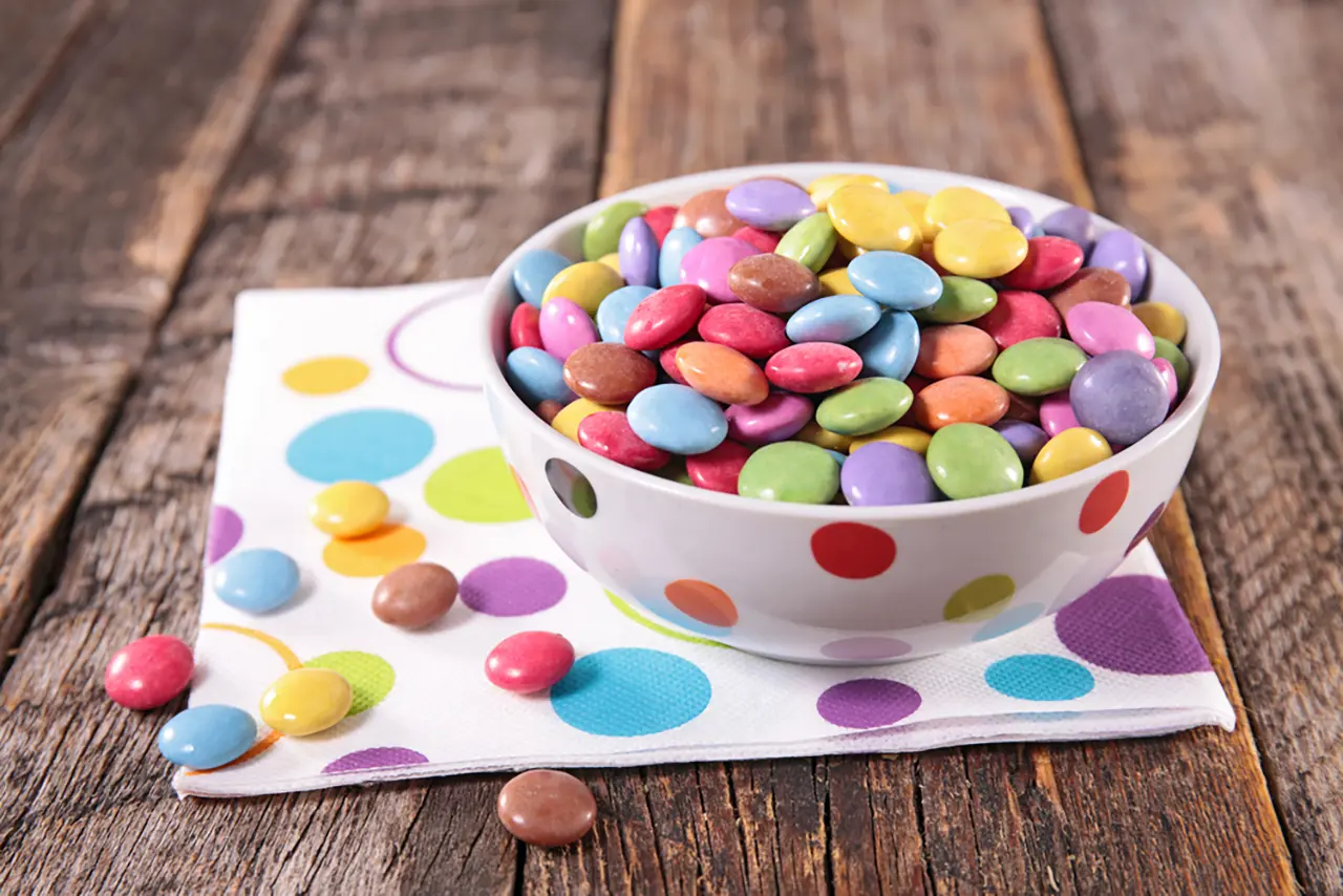 دستگاه بسته بندی اسمارتیز یکی از مهم ترین عوامل تاثیر گذار در فروش این محصول است که در شرکت البرز ماشین کرج در انواع گوناگون به تولید میرسد