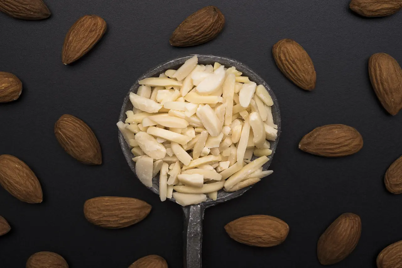 دستگاه بسته بندی خلال بادام با دقت و سرعت بالا، خلال بادام را در بسته‌ های متنوع و با کیفیت بسته‌ بندی می‌کند، تا تازگی و طعم محصول حفظ شود.