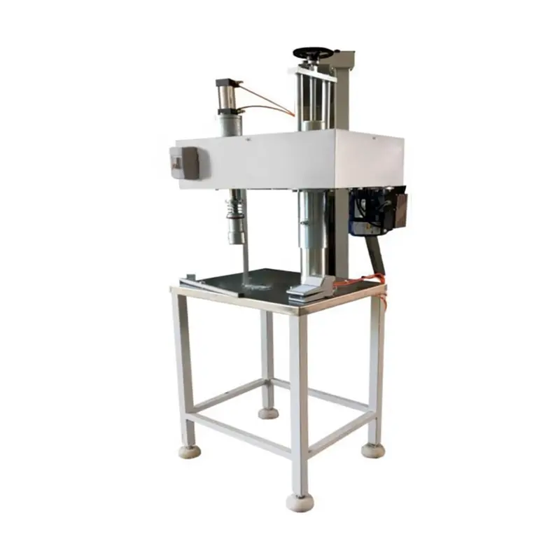 فروش دستگاه درب زن قوطی نیمه اتوماتیک پدالی جهت پلمپ انواع قوطی ادویه، بطری آب معدنی و شربت. سیستم پنوماتیک پرقدرت برای درب‌های پرسی و پرچی. گارانتی ۱۸ ماهه.